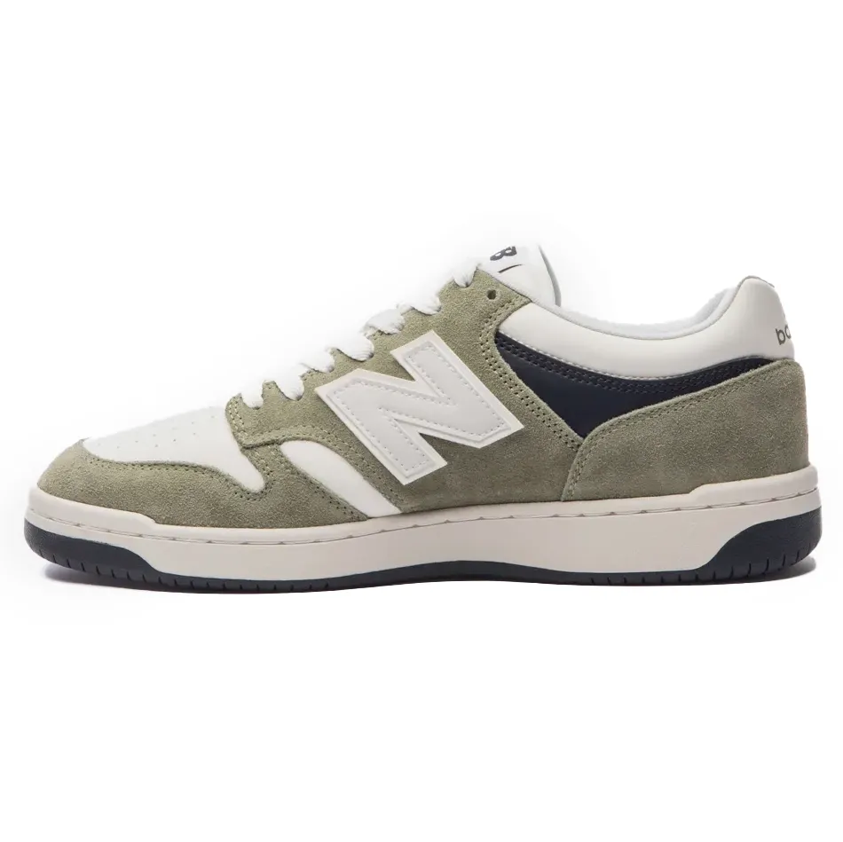 Tênis masculino casual New Balance 480 LOW verde e bege, vista lateral esquerda com cabedal sintético e logo branco